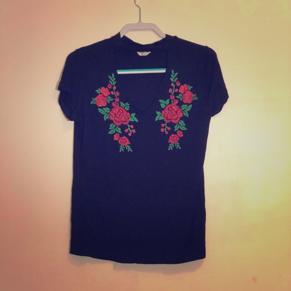 Black choker shirt with red flowers 🌹